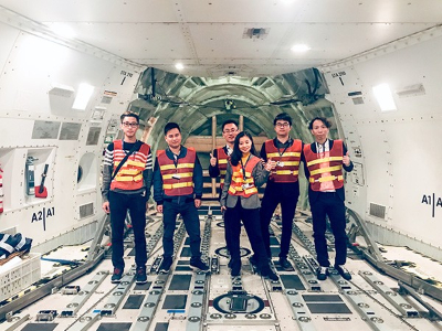 瞬移达-香港至乌克兰包机合照